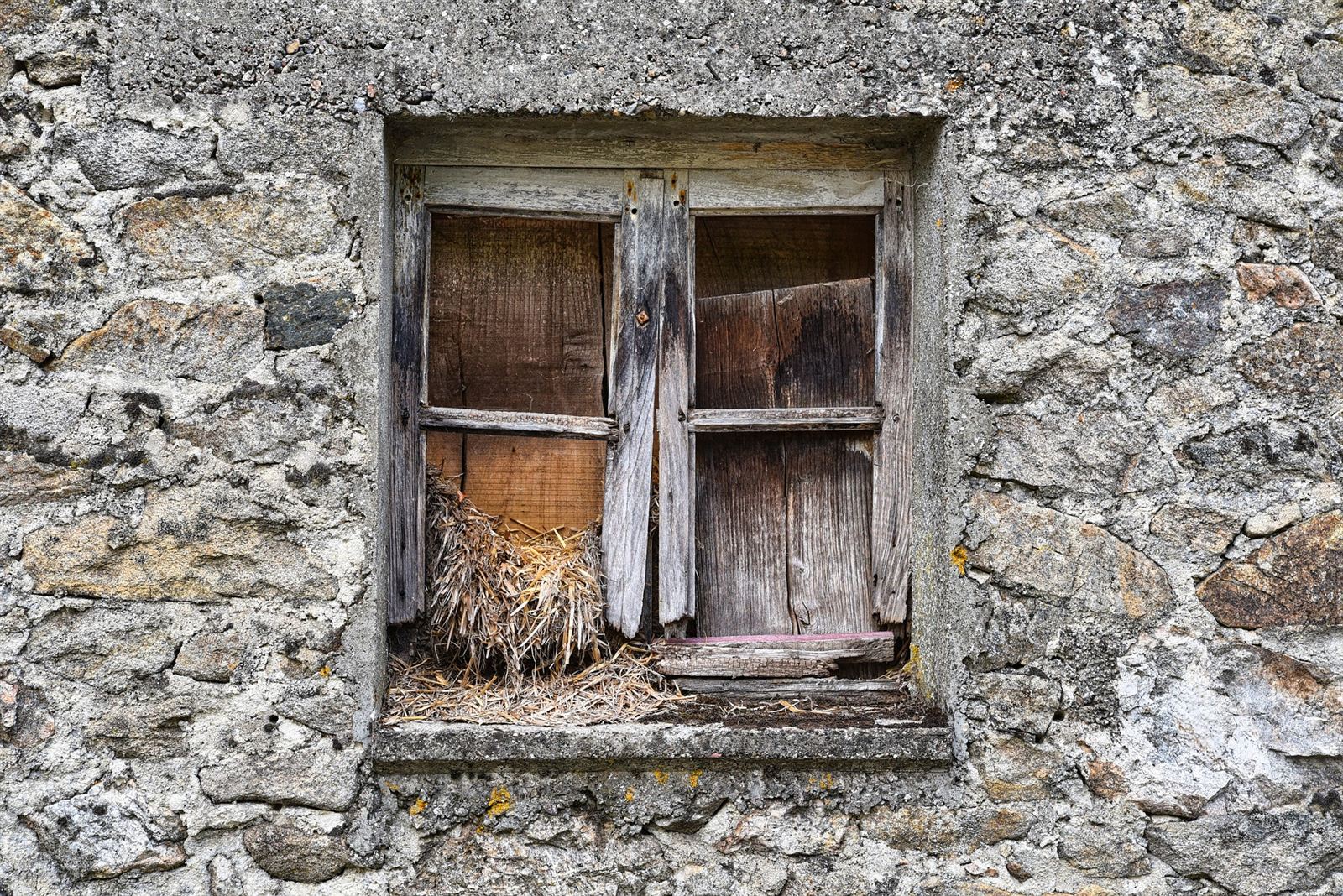 Avant : Fenêtre bois vétuste d'une maison en pierre remplacée par une fenêtre aluminium anthracite, sur la photo réelle du mur