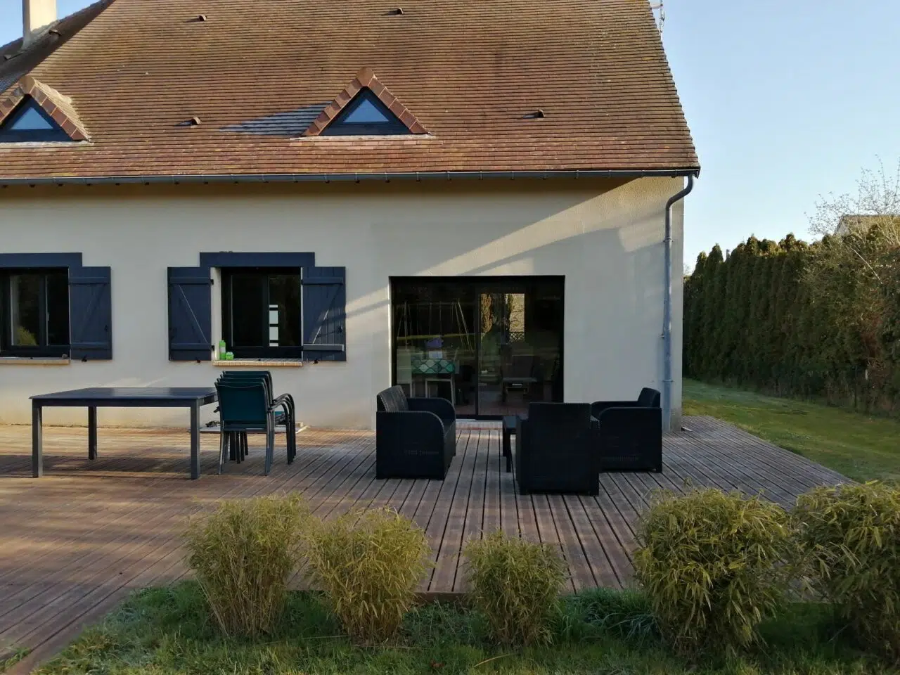 Avant : Terrasse de maison traditionnelle couverte par une pergola à toile tendue anthracite, visualisée avant installation