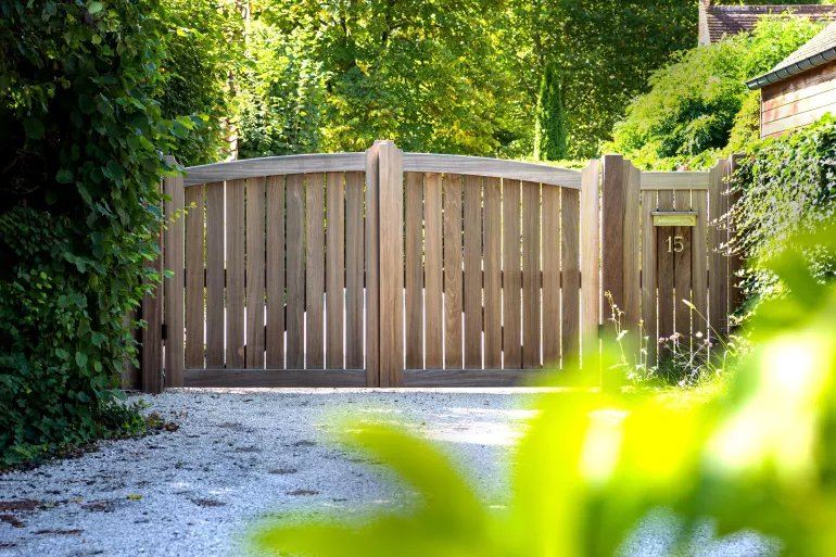 Avant : Portail bois vieillissant remplacé par un modèle mixte alu et bois, même allée, même lumière