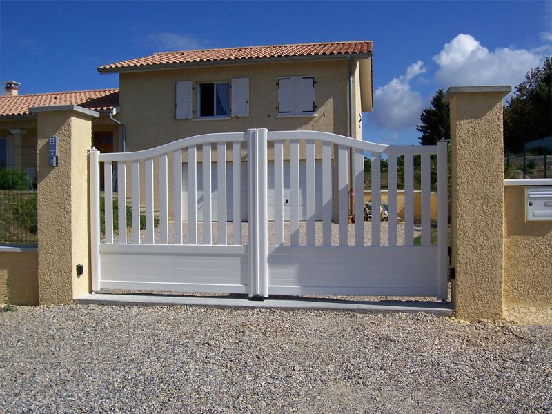 Avant : Portail PVC blanc classique remplacé par un modèle aluminium anthracite à tôle décorative. Le client compare et choisit en rendez-vous