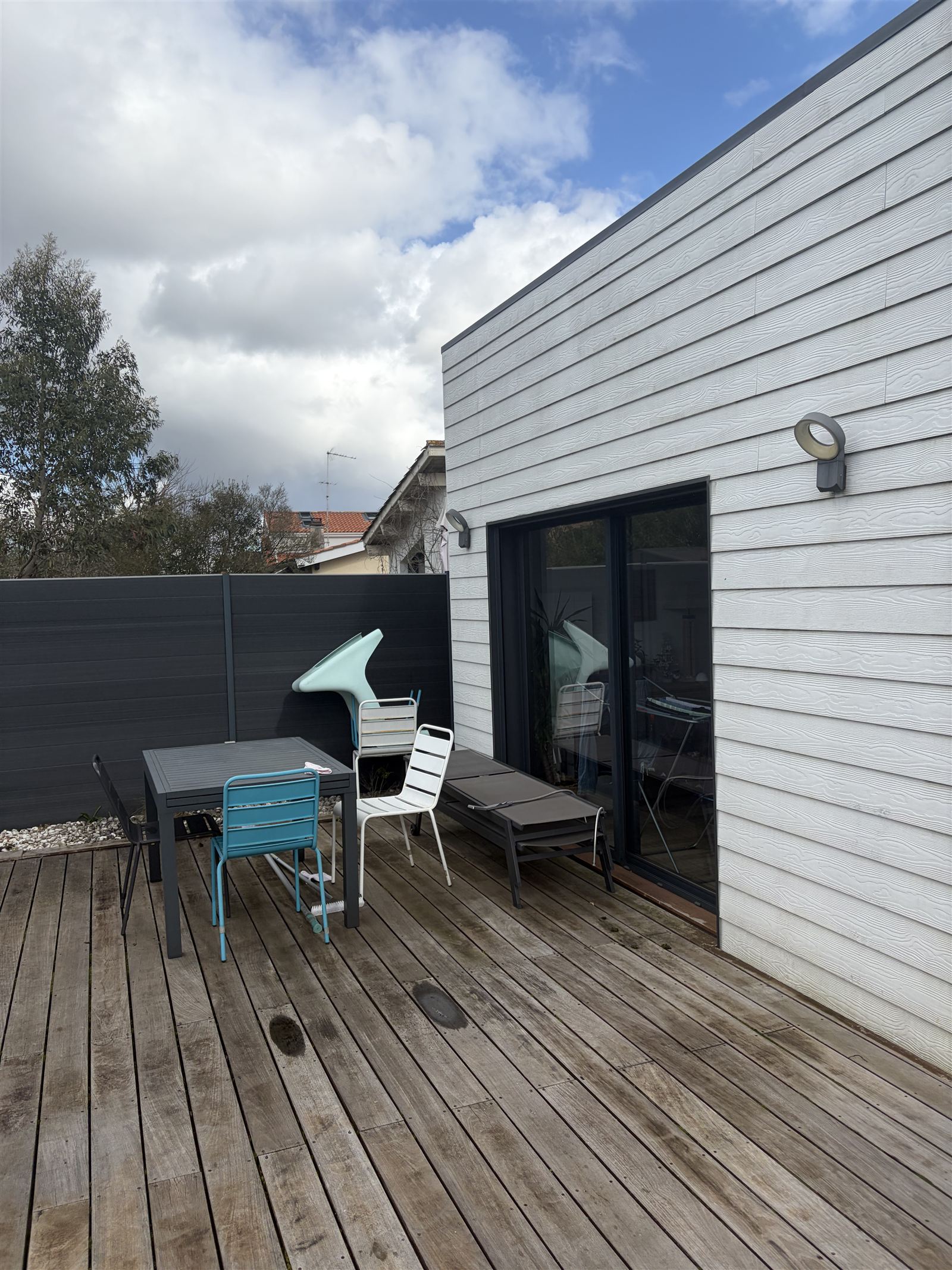 Avant : Terrasse exposée transformée par un store banne toile sable, ombre immédiate visualisée avant la pose