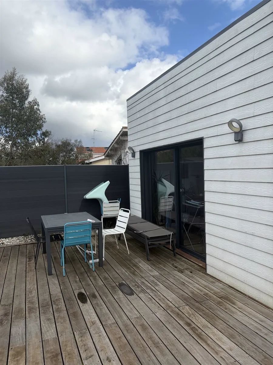 Avant : Terrasse exposée transformée par un store banne toile sable, ombre immédiate visualisée avant la pose