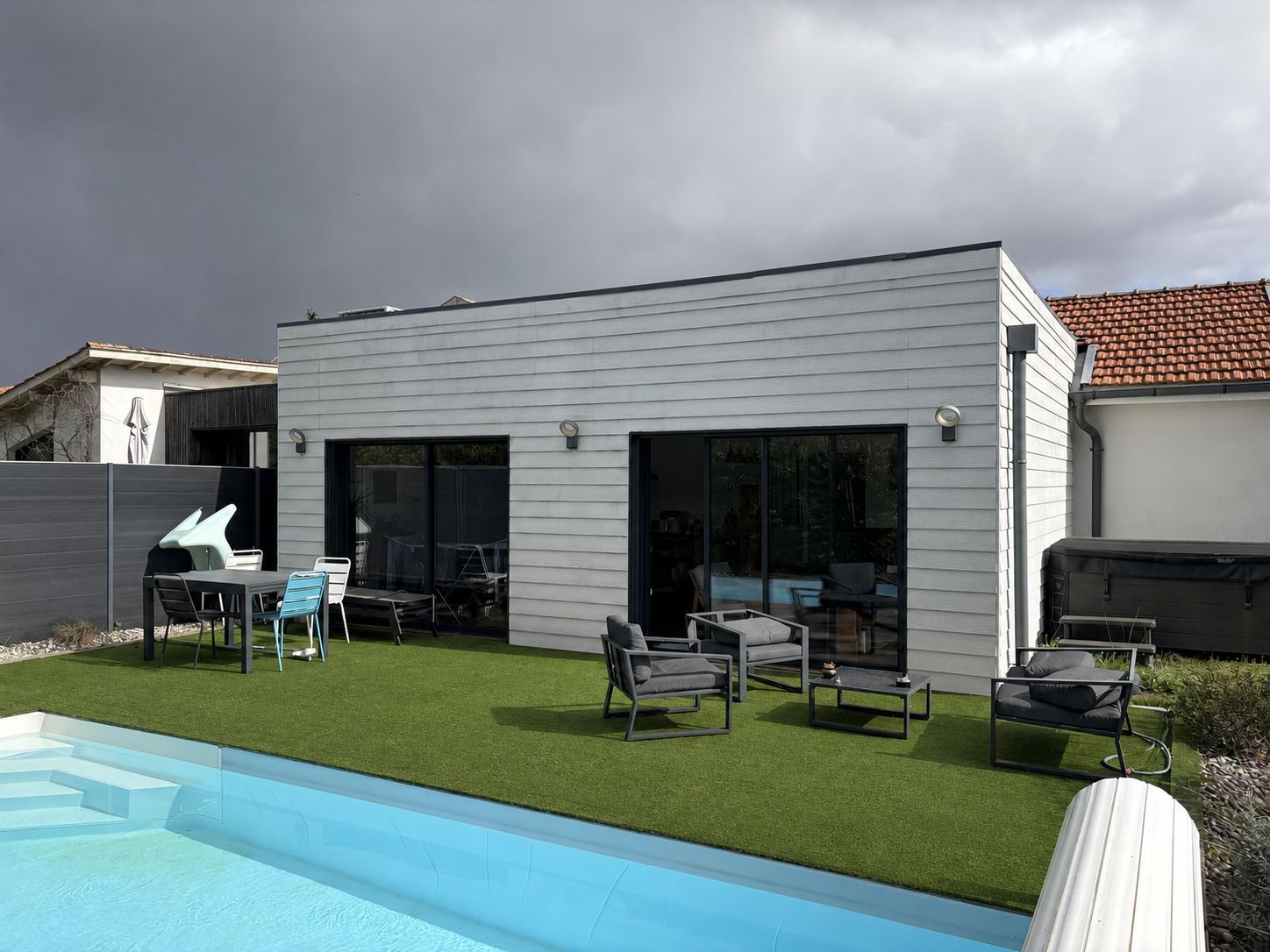 Avant : Même terrasse habillée de voiles d'ombrage triangulaires sable : une autre solution de protection solaire présentée au client