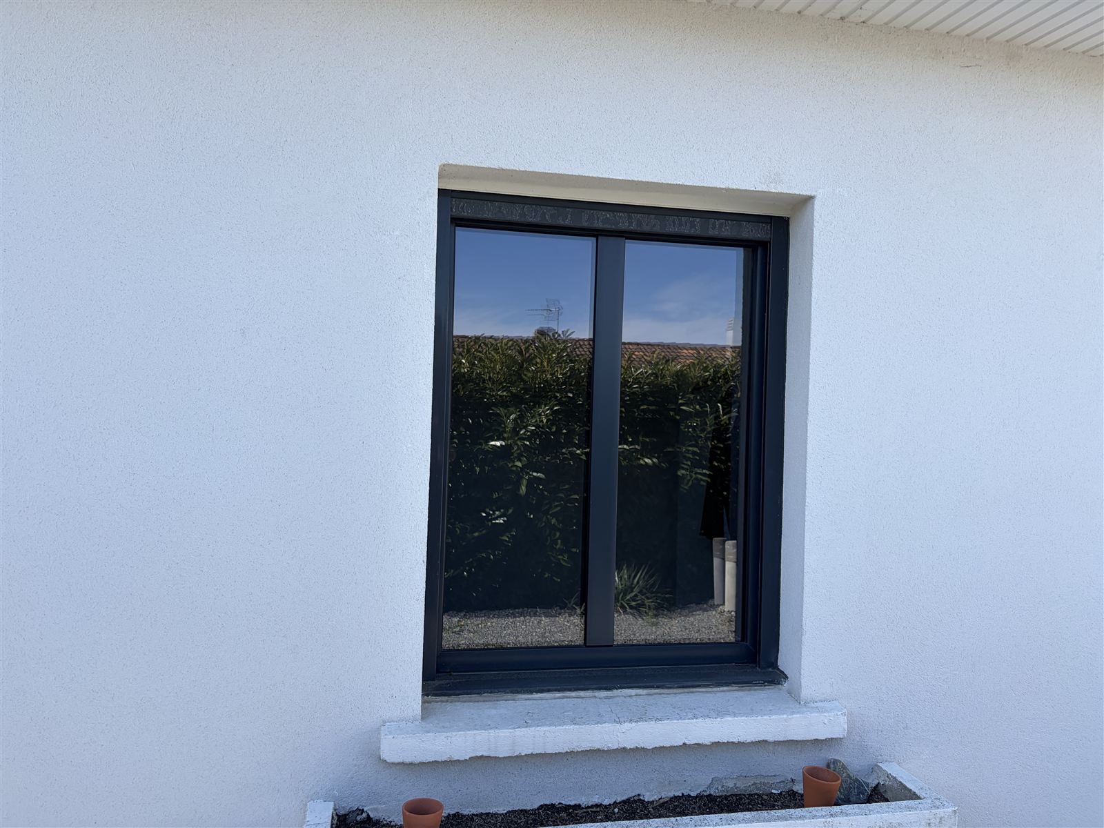 Avant : La même fenêtre avec un volet roulant blanc : deux solutions visualisées pour aider le client à trancher